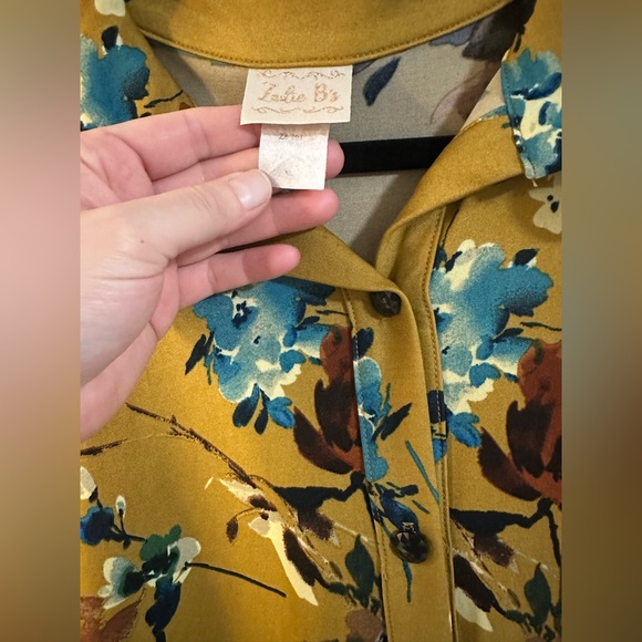 💛🩵High low button down top🩵💛 - Picture 3 of 3